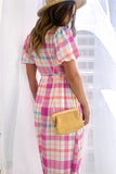 Robe mi-longue à carreaux roses avec ceinture et manches bouffantes