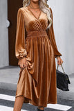 Robe mi-longue en velours à taille haute et col en V avec smocks Camel