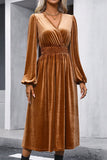 Robe mi-longue en velours à taille haute et col en V avec smocks Camel